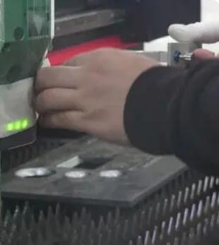 擦拭更换激光镜片3.JPG